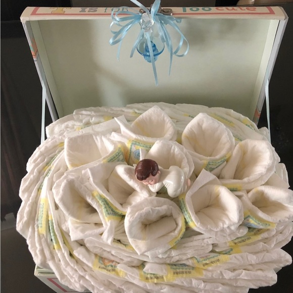 Cute Diaber gift set for newborns. Can include diapers in any size.